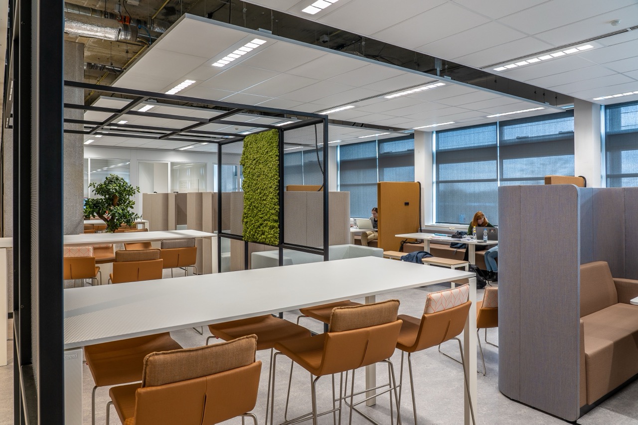 Hybrid workplace with flexible meeting spaces